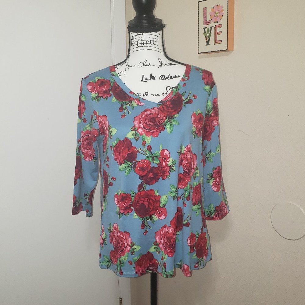 The Pioneer Women Sky Blue with Red Roses 3/4 sleeve Top By Size S